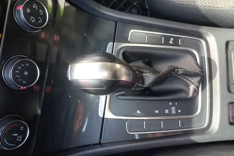 Used Volkswagen Golf 2017 1.6L Automatic Comfort Million-Vehicle Anniversary Edition Gear Lever