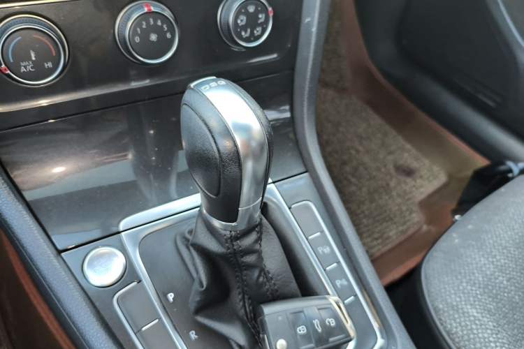 Used Volkswagen Golf 2017 230TSI Automatic Luxury Million-Vehicle Commemorative Edition Gear Lever