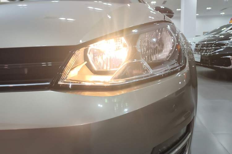 Used Volkswagen Golf 2017 230TSI Automatic Comfort Edition – Celebrating Milestone of One Million Units Left Front Headlight