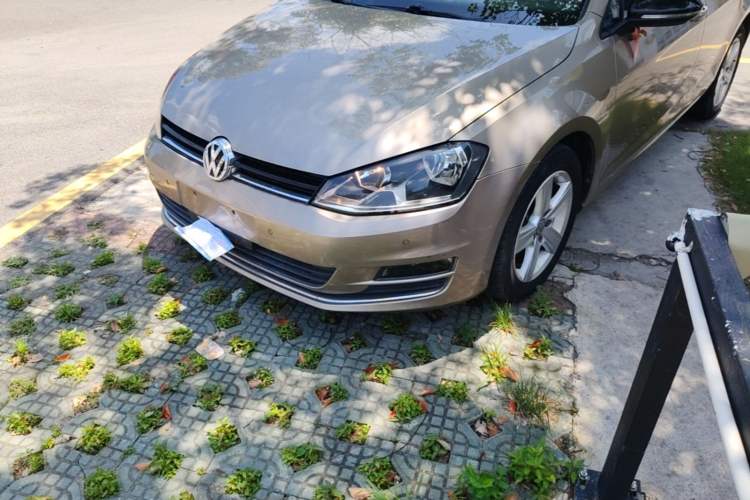 Used Volkswagen Golf 2017 230TSI Automatic Comfort Edition – Celebrating Milestone of One Million Units Left Front Headlight