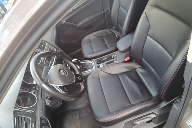 Used Volkswagen Golf 2017 1.6L Automatic Comfort Million-Vehicle Anniversary Edition Left Front Seat