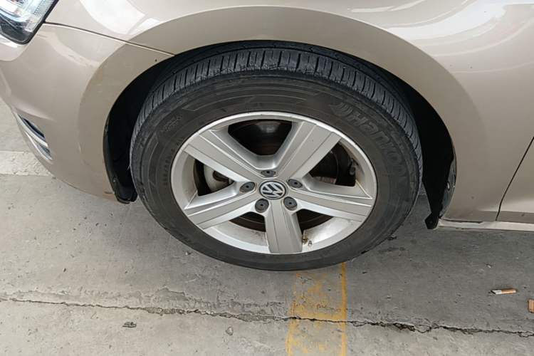 Used Volkswagen Golf 2017 230TSI Automatic Comfort Edition – Celebrating Milestone of One Million Units Left Front Wheel Hub