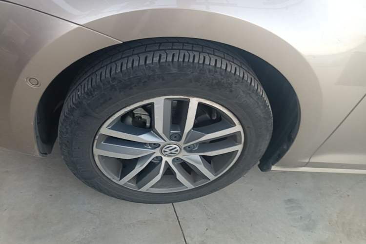 Used Volkswagen Golf 2017 230TSI Automatic Luxury Million-Vehicle Commemorative Edition Left Front Wheel Hub