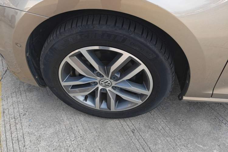 Used Volkswagen Golf 2017 230TSI Automatic Luxury Million-Vehicle Commemorative Edition Left Front Wheel Hub