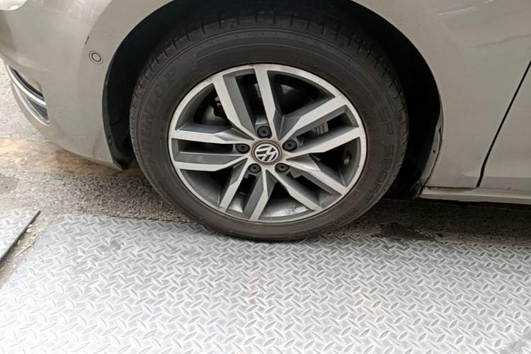 Used Volkswagen Golf 2017 230TSI Automatic Luxury Million-Vehicle Commemorative Edition Left Front Wheel Hub