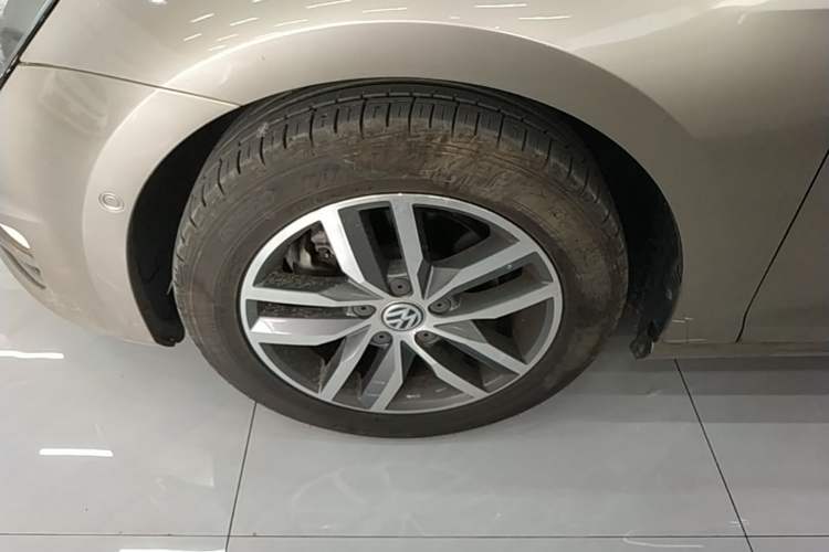 Used Volkswagen Golf 2017 230TSI Automatic Luxury Million-Vehicle Commemorative Edition Left Front Wheel Hub
