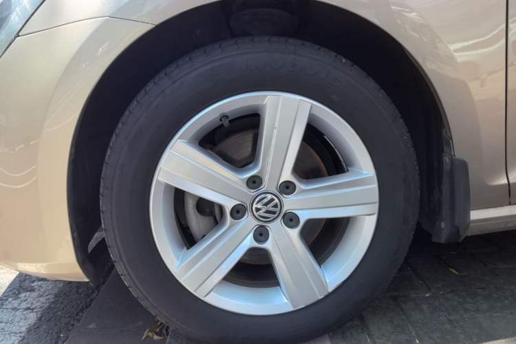 Used Volkswagen Golf 2017 1.6L Automatic Comfort Million-Vehicle Anniversary Edition Left Front Wheel Hub