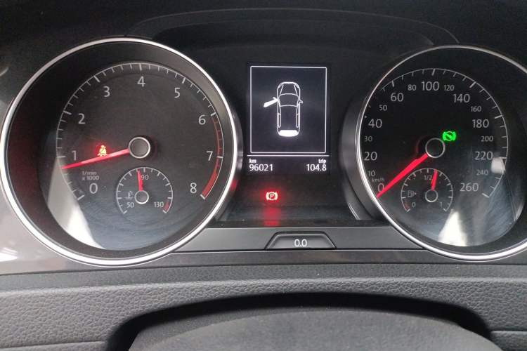 Used Volkswagen Golf 2017 1.6L Automatic Comfort Million-Vehicle Anniversary Edition Odometer Close Up