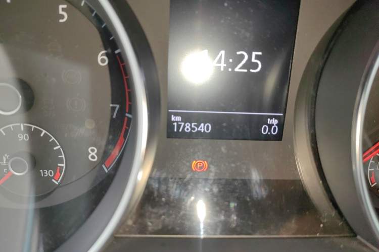 Used Volkswagen Golf 2017 230TSI Automatic Luxury Million-Vehicle Commemorative Edition Odometer Close Up