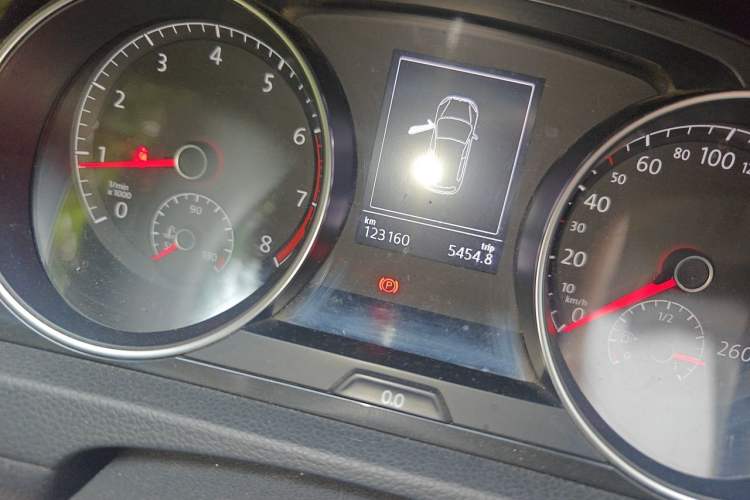 Used Volkswagen Golf 2017 1.6L Automatic Comfort Million-Vehicle Anniversary Edition Odometer Close Up
