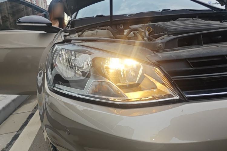 Used Volkswagen Golf 2017 230TSI Automatic Comfort Edition – Celebrating Milestone of One Million Units Right Front Headlight