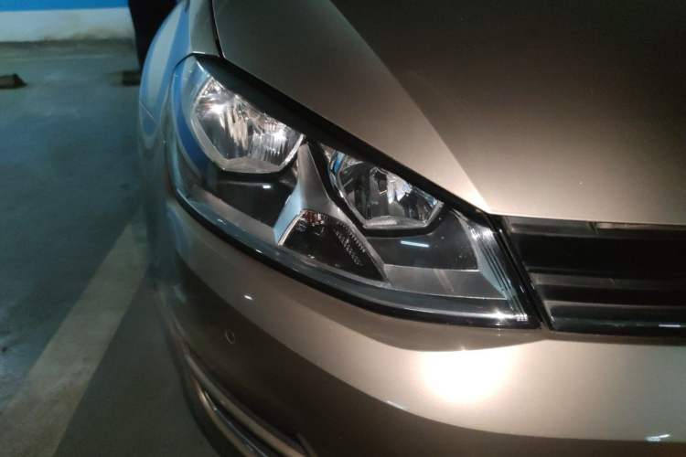Used Volkswagen Golf 2017 230TSI Automatic Comfort Edition – Celebrating Milestone of One Million Units Right Front Headlight