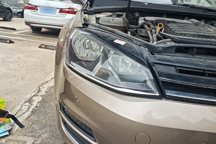 Used Volkswagen Golf 2017 230TSI Automatic Comfort Edition – Celebrating Milestone of One Million Units Right Front Headlight