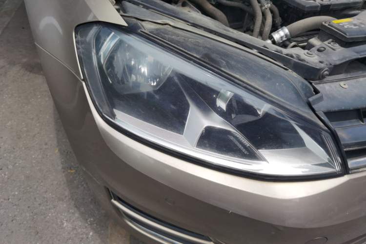 Used Volkswagen Golf 2017 230TSI Automatic Comfort Edition – Celebrating Milestone of One Million Units Right Front Headlight