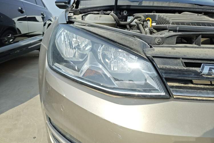 Used Volkswagen Golf 2017 230TSI Automatic Comfort Edition – Celebrating Milestone of One Million Units Right Front Headlight