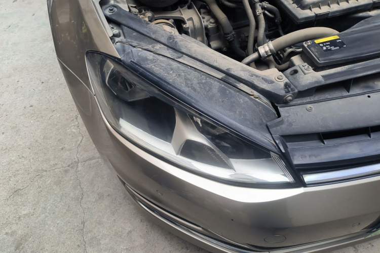 Used Volkswagen Golf 2017 230TSI Automatic Comfort Edition – Celebrating Milestone of One Million Units Right Front Headlight