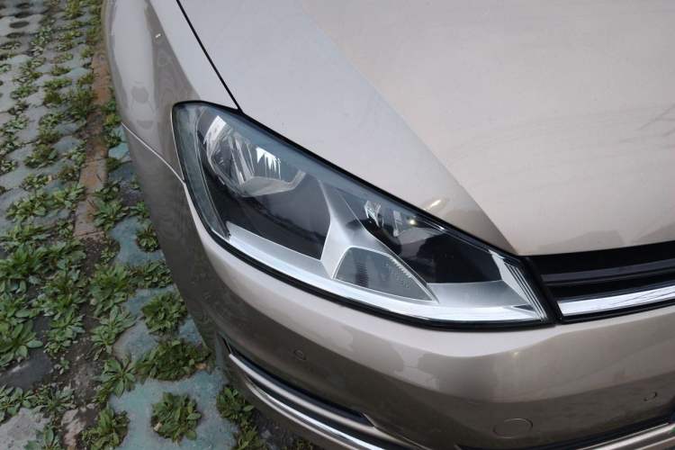 Used Volkswagen Golf 2017 230TSI Automatic Comfort Edition – Celebrating Milestone of One Million Units Right Front Headlight