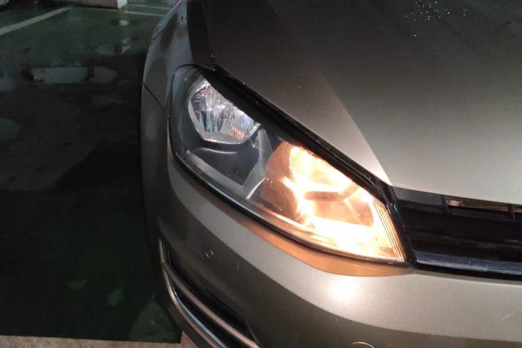 Used Volkswagen Golf 2017 230TSI Automatic Comfort Edition – Celebrating Milestone of One Million Units Right Front Headlight