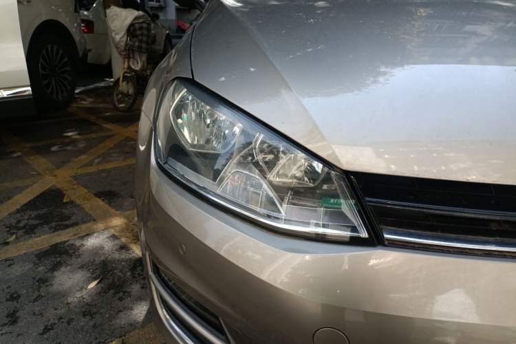 Used Volkswagen Golf 2017 1.6L Automatic Comfort Million-Vehicle Anniversary Edition Right Front Headlight