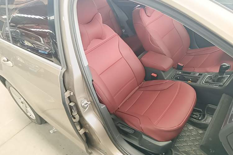 Used Volkswagen Golf 2017 230TSI Automatic Comfort Edition – Celebrating Milestone of One Million Units Right Front Seat