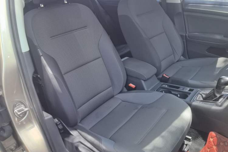 Used Volkswagen Golf 2017 1.6L Automatic Comfort Million-Vehicle Anniversary Edition Right Front Seat