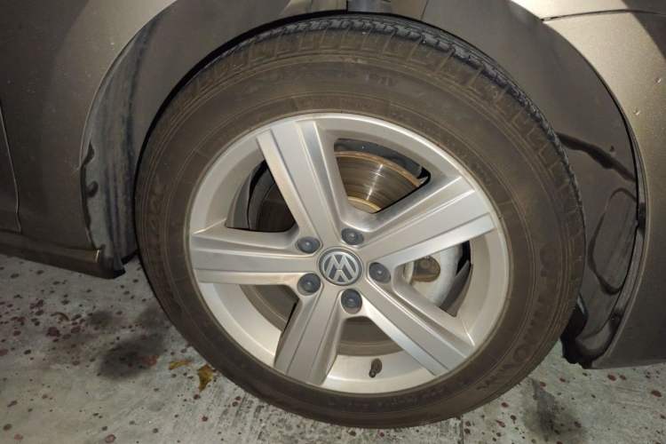 Used Volkswagen Golf 2017 1.6L Automatic Comfort Million-Vehicle Anniversary Edition Right Front Wheel Hub