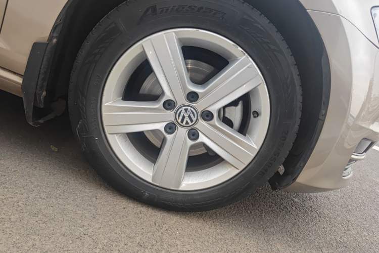 Used Volkswagen Golf 2017 230TSI Automatic Comfort Edition – Celebrating Milestone of One Million Units Right Front Wheel Hub