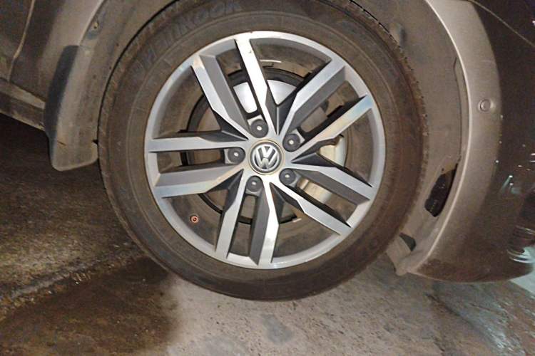 Used Volkswagen Golf 2017 230TSI Automatic Luxury Million-Vehicle Commemorative Edition Right Front Wheel Hub