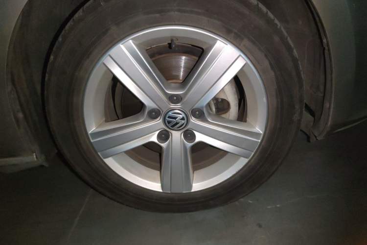 Used Volkswagen Golf 2017 230TSI Automatic Comfort Edition – Celebrating Milestone of One Million Units Right Front Wheel Hub