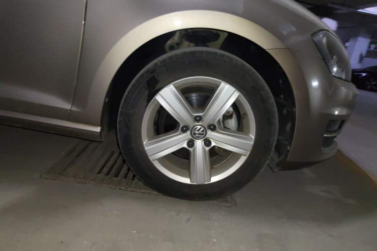 Used Volkswagen Golf 2017 1.6L Automatic Comfort Million-Vehicle Anniversary Edition Right Front Wheel Hub