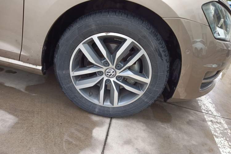 Used Volkswagen Golf 2017 230TSI Automatic Luxury Million-Vehicle Commemorative Edition Right Front Wheel Hub