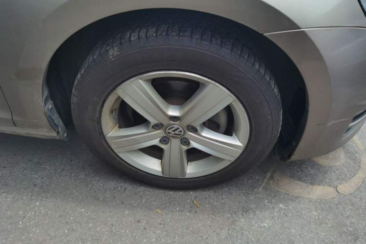 Used Volkswagen Golf 2017 230TSI Automatic Comfort Edition – Celebrating Milestone of One Million Units Right Front Wheel Hub