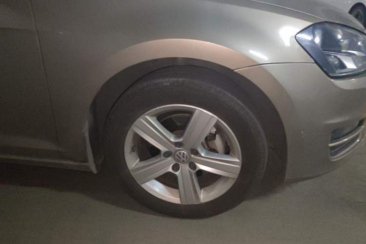 Used Volkswagen Golf 2017 1.6L Automatic Comfort Million-Vehicle Anniversary Edition Right Front Wheel Hub