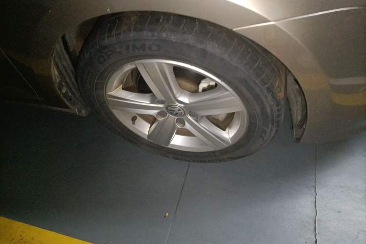 Used Volkswagen Golf 2017 1.6L Automatic Comfort Million-Vehicle Anniversary Edition Right Front Wheel Hub