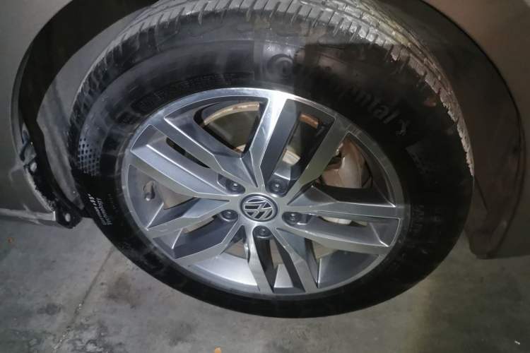 Used Volkswagen Golf 2017 230TSI Automatic Luxury Million-Vehicle Commemorative Edition Right Front Wheel Hub