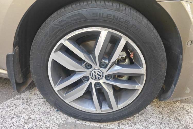 Used Volkswagen Golf 2017 230TSI Automatic Luxury Million-Vehicle Commemorative Edition Right Front Wheel Hub