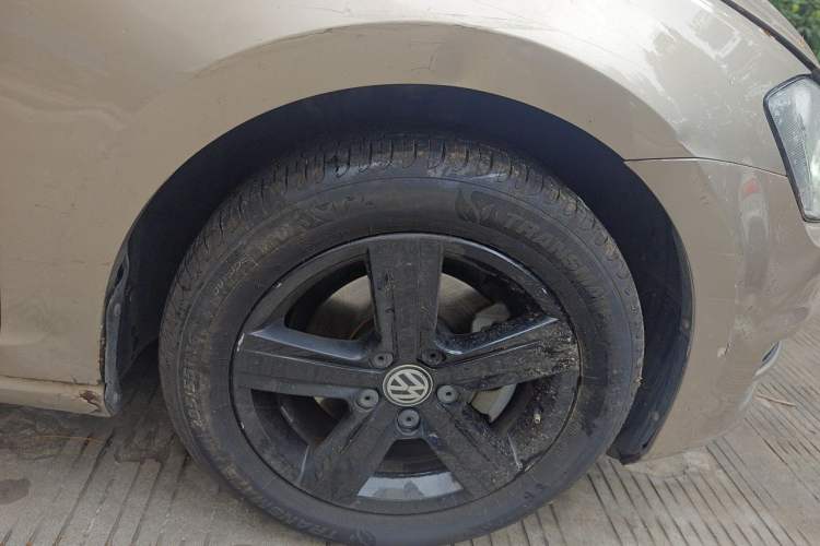 Used Volkswagen Golf 2017 1.6L Automatic Comfort Million-Vehicle Anniversary Edition Right Front Wheel Hub
