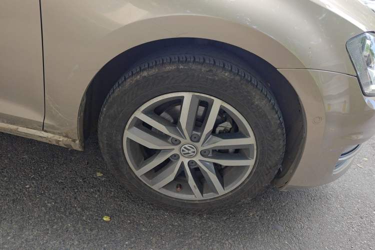 Used Volkswagen Golf 2017 230TSI Automatic Luxury Million-Vehicle Commemorative Edition Right Front Wheel Hub