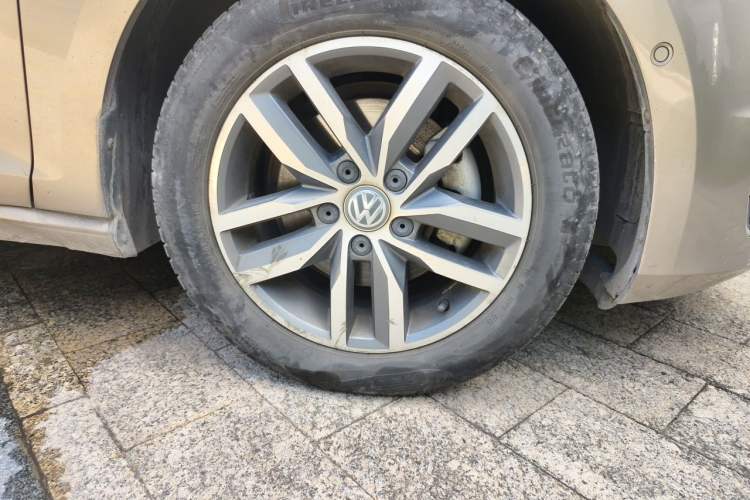Used Volkswagen Golf 2017 230TSI Automatic Luxury Million-Vehicle Commemorative Edition Right Front Wheel Hub
