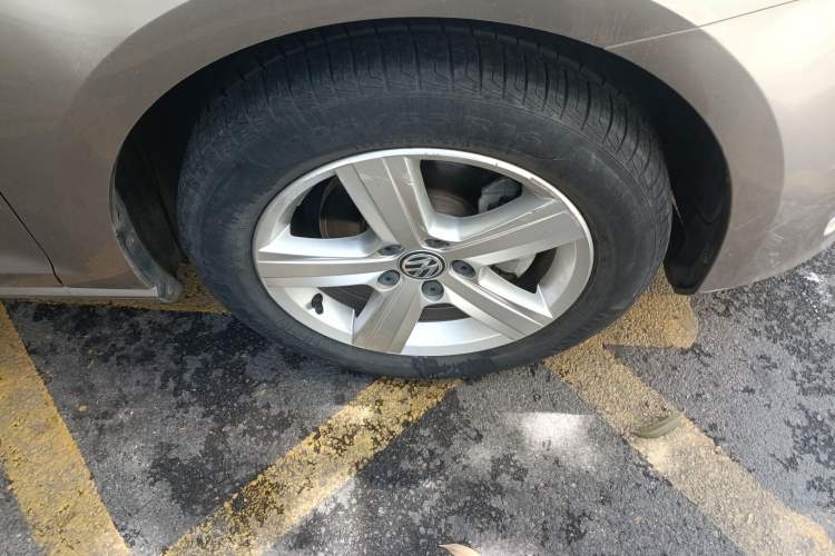 Used Volkswagen Golf 2017 1.6L Automatic Comfort Million-Vehicle Anniversary Edition Right Front Wheel Hub