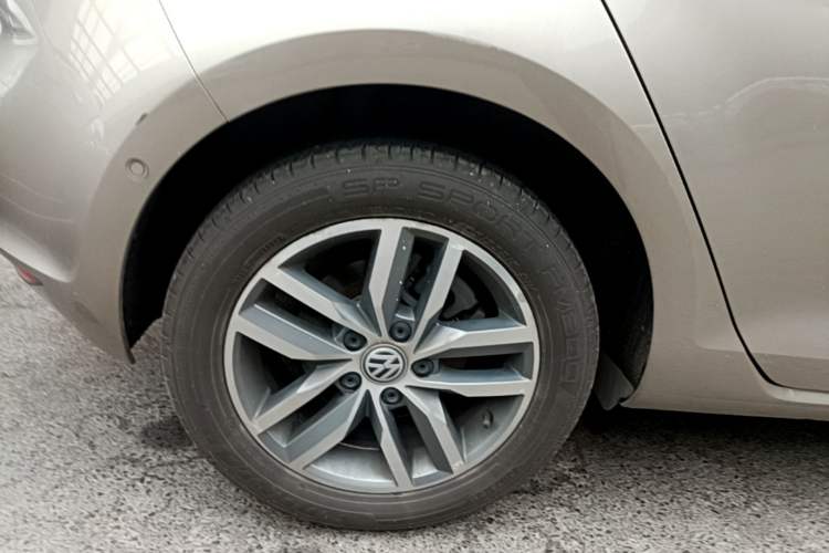 Used Volkswagen Golf 2017 230TSI Automatic Luxury Million-Vehicle Commemorative Edition Right Rear Wheel Hub