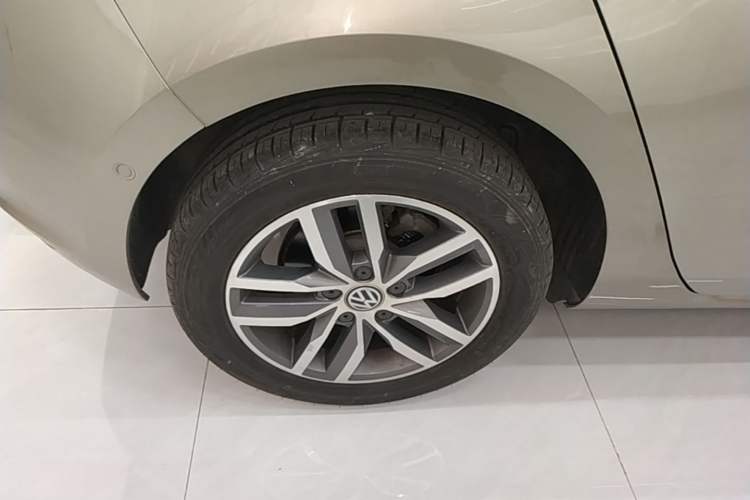 Used Volkswagen Golf 2017 230TSI Automatic Luxury Million-Vehicle Commemorative Edition Right Rear Wheel Hub