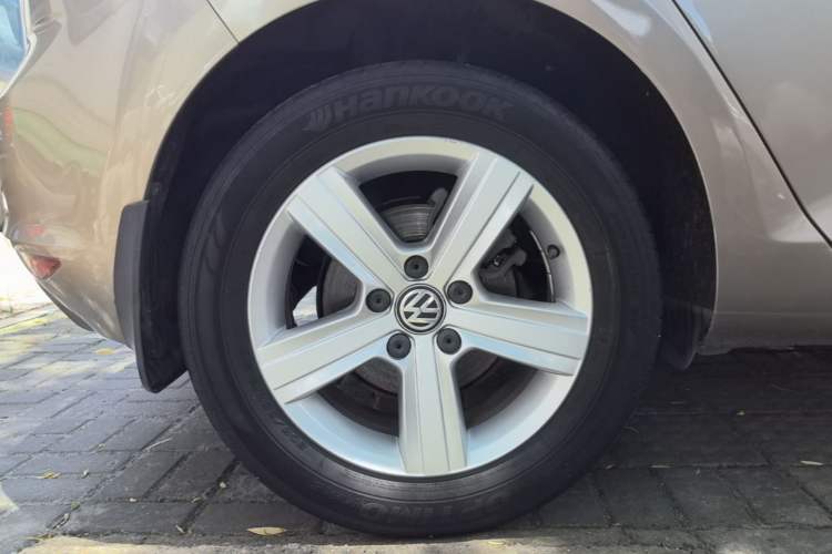 Used Volkswagen Golf 2017 1.6L Automatic Comfort Million-Vehicle Anniversary Edition Right Rear Wheel Hub