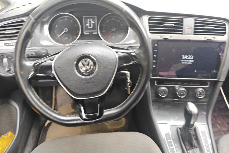 Used Volkswagen Golf 2017 230TSI Automatic Comfort Edition – Celebrating Milestone of One Million Units Steering Wheel