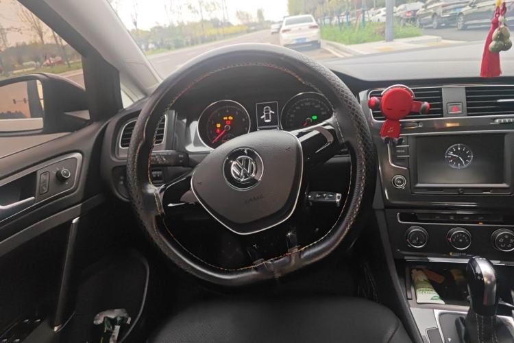 Used Volkswagen Golf 2017 230TSI Automatic Comfort Edition – Celebrating Milestone of One Million Units Steering Wheel