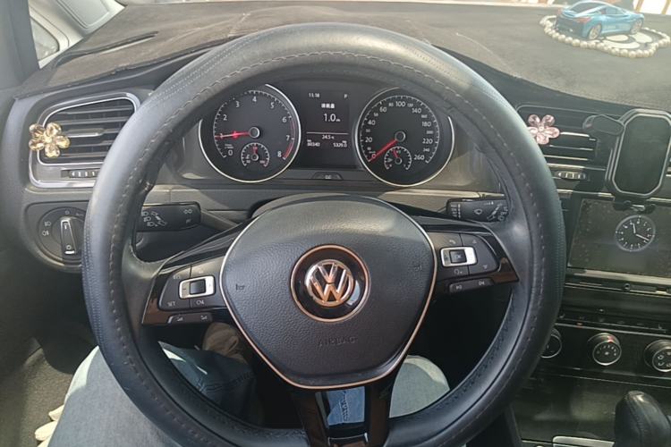 Used Volkswagen Golf 2017 230TSI Automatic Luxury Million-Vehicle Commemorative Edition Steering Wheel