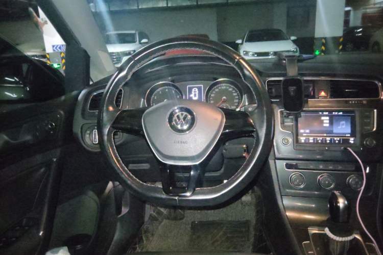Used Volkswagen Golf 2017 230TSI Automatic Comfort Edition – Celebrating Milestone of One Million Units Steering Wheel