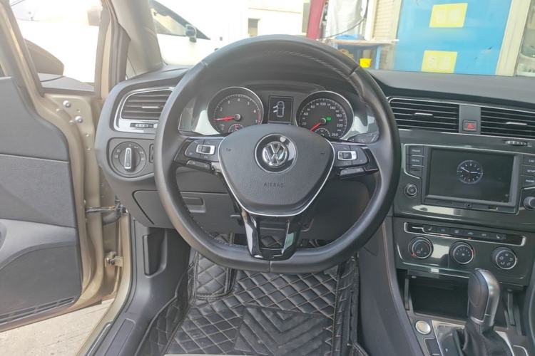 Used Volkswagen Golf 2017 230TSI Automatic Luxury Million-Vehicle Commemorative Edition Steering Wheel