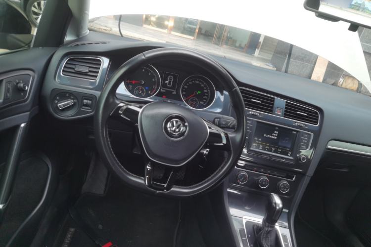 Used Volkswagen Golf 2017 230TSI Automatic Comfort Edition – Celebrating Milestone of One Million Units Steering Wheel