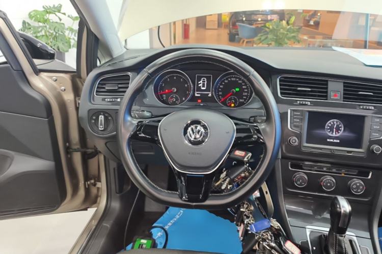 Used Volkswagen Golf 2017 230TSI Automatic Comfort Edition – Celebrating Milestone of One Million Units Steering Wheel